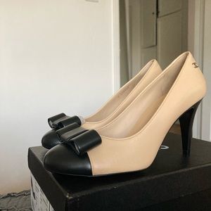 NIB Chanel two tone pumps shoes heel 38 beige